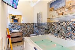 1 Notte in Suite con Vasca Idromassaggio in camera e Bottiglia di Prosecco per 2 persone