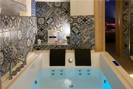 1 Notte in Suite con Vasca Idromassaggio con Bottiglia di Prosecco per 2 persone