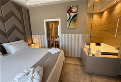 Day Use di 4 Ore in Suite con Vasca Idromassaggio + Pranzo o Cena per 2 persone