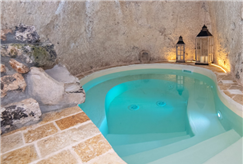 1 Notte in Luxury Suite in Grotta con Sauna, Bagno Turco e Piscina Riscaldata in B&B dal lunedì al giovedì per 2 persone