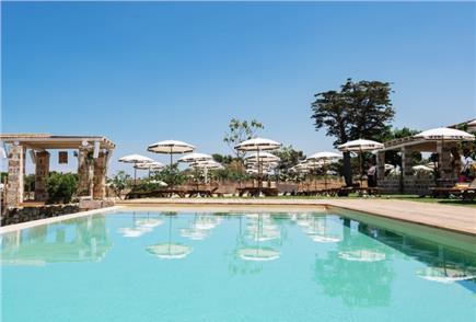 Accesso al Lido e alla Piscina con Ombrellone, Lettino e Light Lunch per 2 o 3 persone