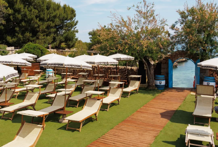 Accesso al Lido e alla Piscina con Ombrellone, Lettino e Caffè per 2 o 3 persone
