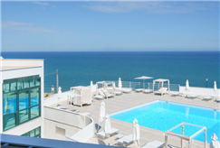 Anche Sabato e Domenica: Accesso in Piscina con Lettino e Ombrellone anche con Ingresso in Spiaggia e Aperitivo per 2 o 3 persone