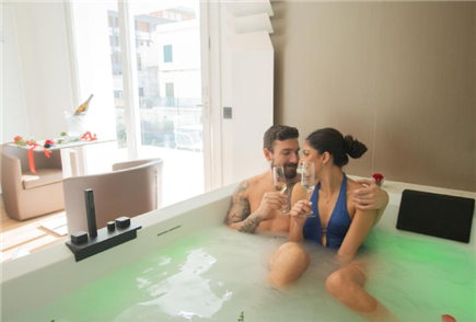 1 Notte in Suite con Vasca Idromassaggio con Cena in Camera per 2 persone
