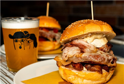 Anche Sabato a Cena: Panino Gourmet a Scelta con Antipasto, anche con Dessert per 2 o 3 persone