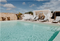 1 Notte in Salento in Junior Suite con Accesso all'Area Benessere Riservata e Alla Piscina Esterna anche con Massaggio di Coppia per 2 persone