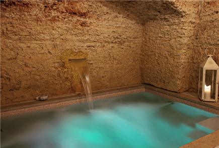 Accesso all'Area Benessere Riservata con Piscina Idromassaggio e Bottiglia di Prosecco per 2 persone