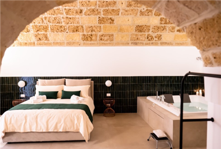 1 Notte in Suite con Vasca Idromassaggio anche con Sauna e Massaggio per 2 persone