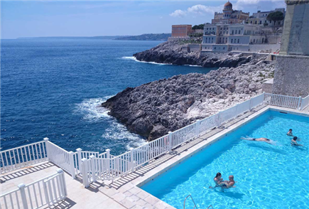 1 Notte in B&B o in Mezza Pensione anche con Accesso alla Piscina e al Lido per 2 persone