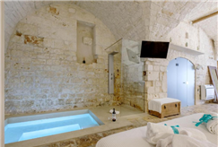 1 Notte in Suite con Sauna e Mini Pool Idromassaggio anche con Apericena per 2 persone