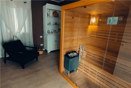Day Use di 4 Ore in Suite Luxury con Mini Piscina Idromassaggio e Sauna con Accesso alla Piscina Esterna Privata anche con Massaggio per 2 persone