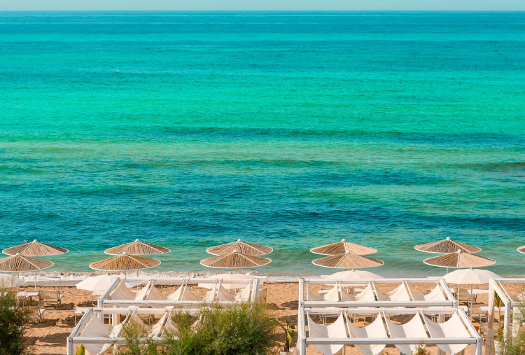 2/06: Accesso al Lido il 2 Giugno con Ombrellone e Lettino in Area Spiaggia anche con Pranzo per 2 o 3 persone