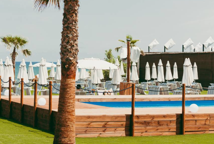 Anche Sabato e Domenica: Accesso al Lido e alle Piscine con Ombrellone, Lettino e Caffè anche con Light Lunch per 2 o 3 persone