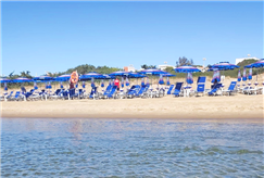 Anche il Sabato: Accesso al Lido con Ombrellone e Lettino per 2 o 3 persone