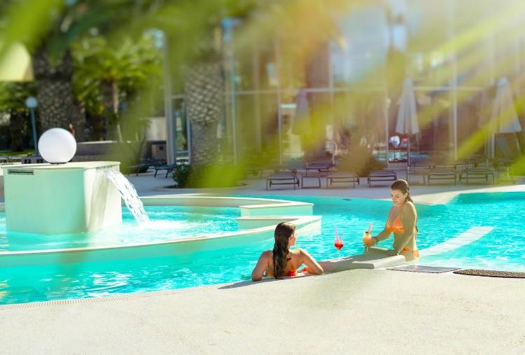 1 Notte in B&B o Mezza Pensione anche con Spa o Piscina Esterna per 2 persone