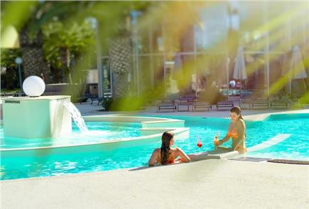 1 Notte in B&B o Mezza Pensione anche con Spa o Piscina Esterna per 2 persone