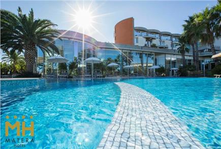 1 Notte in B&B o Mezza Pensione anche con Accesso alla Piscina Esterna o Spa per 2 persone