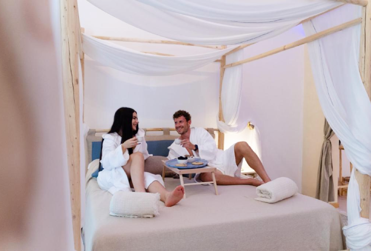 1 Notte in Suite con Vasca Idromassaggio, Hammam e Poltrone Massaggianti per 2 Persone