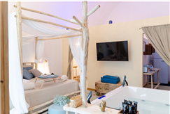1 Notte in Suite con Vasca Idromassaggio, Hammam e Poltrone Massaggianti per 2 Persone
