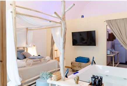 1 Notte in Suite con Vasca Idromassaggio, Hammam e Poltrone Massaggianti per 2 Persone