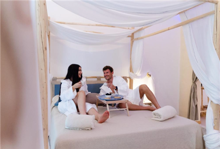 1 Notte in Suite con Vasca Idromassaggio, Hammam e Poltrone Massaggianti per 2 Persone