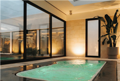 1 Notte in B&B o Mezza Pensione in Junior Suite con Vasca Interna di Design ed Esterna Idromassaggio Riscaldata con Spa Riservata per 2 persone