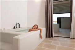 1 Notte in B&B + Spa in Junior Suite Deluxe con Vasca Interna di Design e Vasca Idromassaggio Esterna Riscaldata per 2 persone	