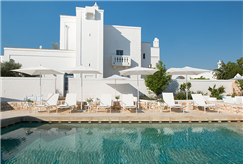 1 Notte in Camera Deluxe o Suite con Vasca in Pietra Interna con Menù Degustazione Gourmet e Accesso alla Piscina Esterna per 2 persone