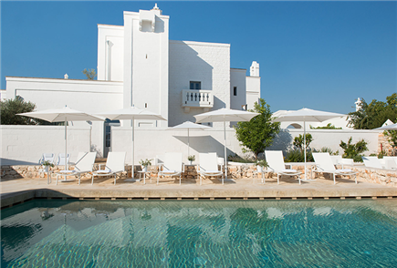 1 Notte in Camera Deluxe o Suite con Vasca in Pietra Interna con Menù Degustazione Gourmet e Accesso alla Piscina Esterna per 2 persone