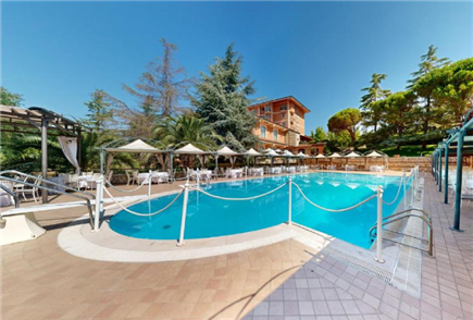 1 o 2 Notti con Accesso alla Piscina Esterna in Mezza Pensione o Pensione Completa per 2 persone