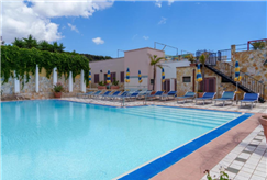 1 Notte in Salento anche in Mezza Pensione con Accesso alla Piscina Esterna per 2 persone