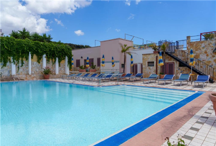 1 Notte in Salento anche in Mezza Pensione con Accesso alla Piscina Esterna per 2 persone