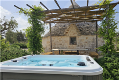 Da Maggio: 1 Notte in Trullo con Vasca Idromassaggio Esterna per 2 persone