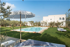 Anche Sabato e Domenica: Accesso alla Piscina Esterna con Materasso Solarium con Aperitivo o Composta di Frutta con Drink per 2 o 3 persone