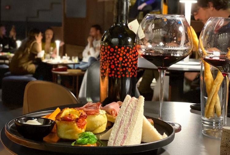 Anche il Sabato: Aperitivo con Spritz o Calice di Vino nel Cuore di Bari per 1 persona