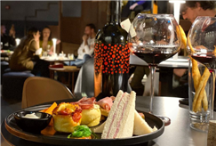 Anche il Sabato: Aperitivo con Spritz o Calice di Vino nel Cuore di Bari per 1 persona
