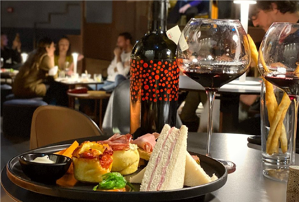 Anche il Sabato: Aperitivo con Spritz o Calice di Vino nel Cuore di Bari per 1 persona