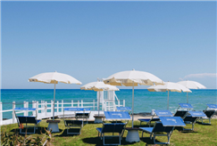 Anche Sabato e Domenica: Accesso al Lido con Ombrellone, Lettino e Utilizzo della Vasca Idromassaggio con Aperitivo con Frutta e Drink per 2 o 3 persone