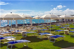 Anche Sabato e Domenica: Accesso al Lido con Ombrellone, Lettino e Aperitivo con Frutta e Drink per 2 o 3 persone