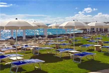 Anche Sabato e Domenica: Accesso al Lido con Ombrellone, Lettino e Aperitivo con Frutta e Drink per 2 o 3 persone
