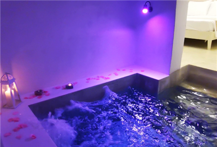 1, 2 o 3 Notti in Suite con Mini Piscina Idromassaggio per 2 persone