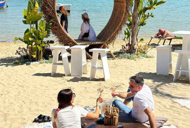 Anche Sabato e Domenica: Aperitivo con Spritz o Calice di Vino in Riva al Mare per 1 persona
