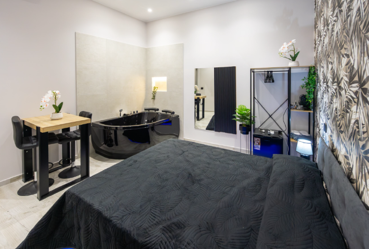 1 Notte in Suite con Vasca Idromassaggio anche con Angolo Cottura e Terrazzino Privato per 2 persone