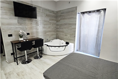 1 Notte in Suite con Vasca Idromassaggio con Balconcino Privato dal lunedì al venerdì per 2 persone
