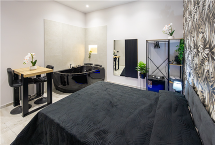 1 Notte in Suite con Vasca Idromassaggio anche con Angolo Cottura e Terrazzino Privato per 2 persone