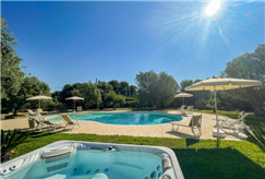 1 Notte in Salento con Accesso alla Piscina e Vasca Idromassaggio Esterna anche in Suite con Vasca Idromassaggio Esterna per 2 o fino a 4 persone