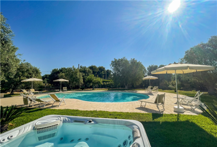 1 Notte in Salento con Accesso alla Piscina e Vasca Idromassaggio Esterna anche in Suite con Vasca Idromassaggio Esterna per 2 o fino a 4 persone