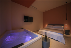 Da Settembre a Giugno: 1 Notte in Suite con Vasca Idromassaggio + Cromoterapia dalla domenica al venerdì per 2 persone