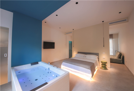 1 Notte in Suite con Vasca Idromassaggio e Cromoterapia anche con Doccia Emozionale per 2 persone
