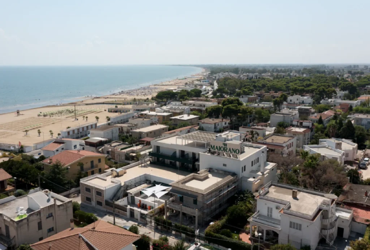 1 Notte in B&B o Mezza Pensione con Spa o Accesso al Lido anche con Massaggio per 2 persone